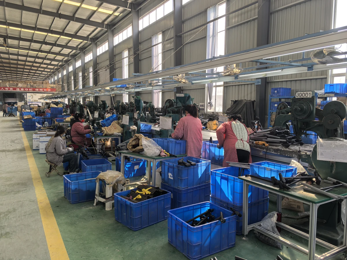 Assembly activity in the supplied Leshu factory photographs