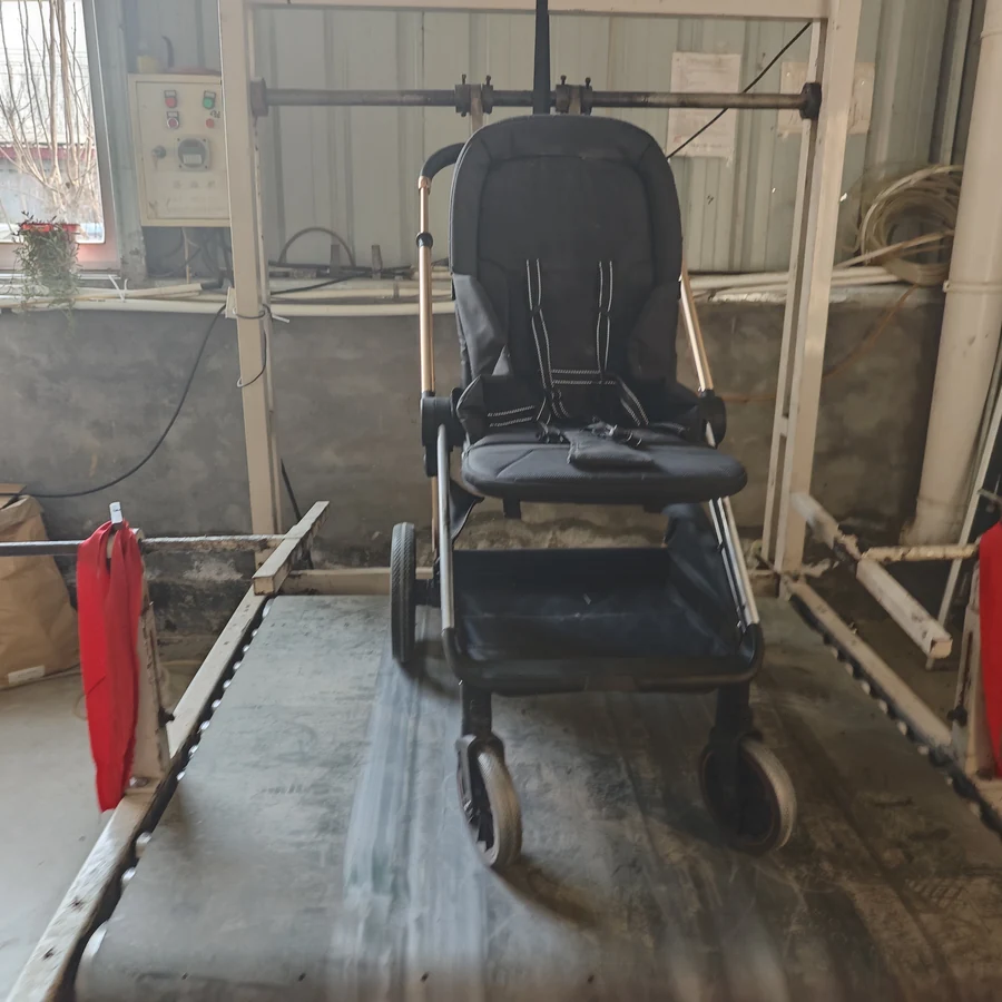 A stroller in a testing setup from the supplied Leshu laboratory photograph